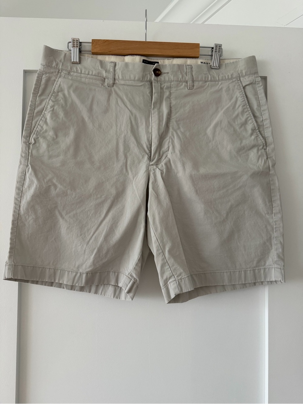 J,Crew Men's Classic Cotton Chino Shorts in Light Beige